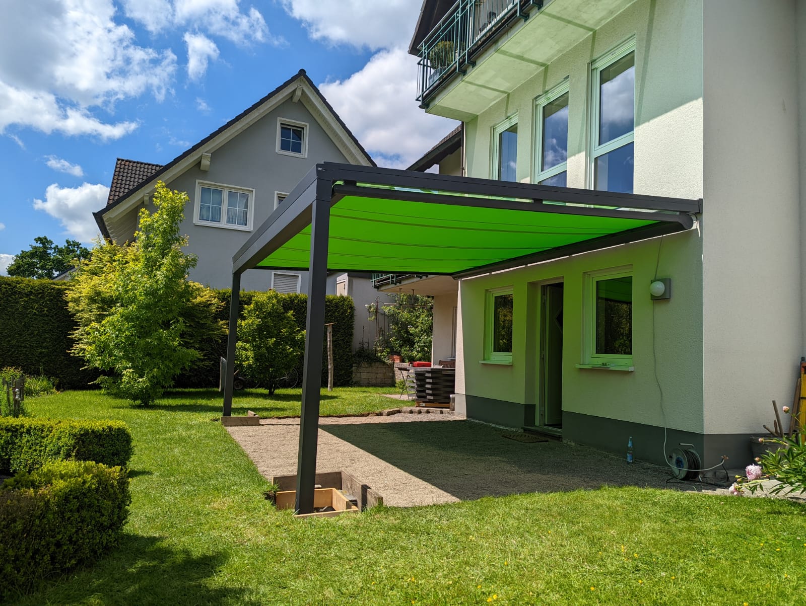 Markise als Sonnenschutz über einer Terrasse